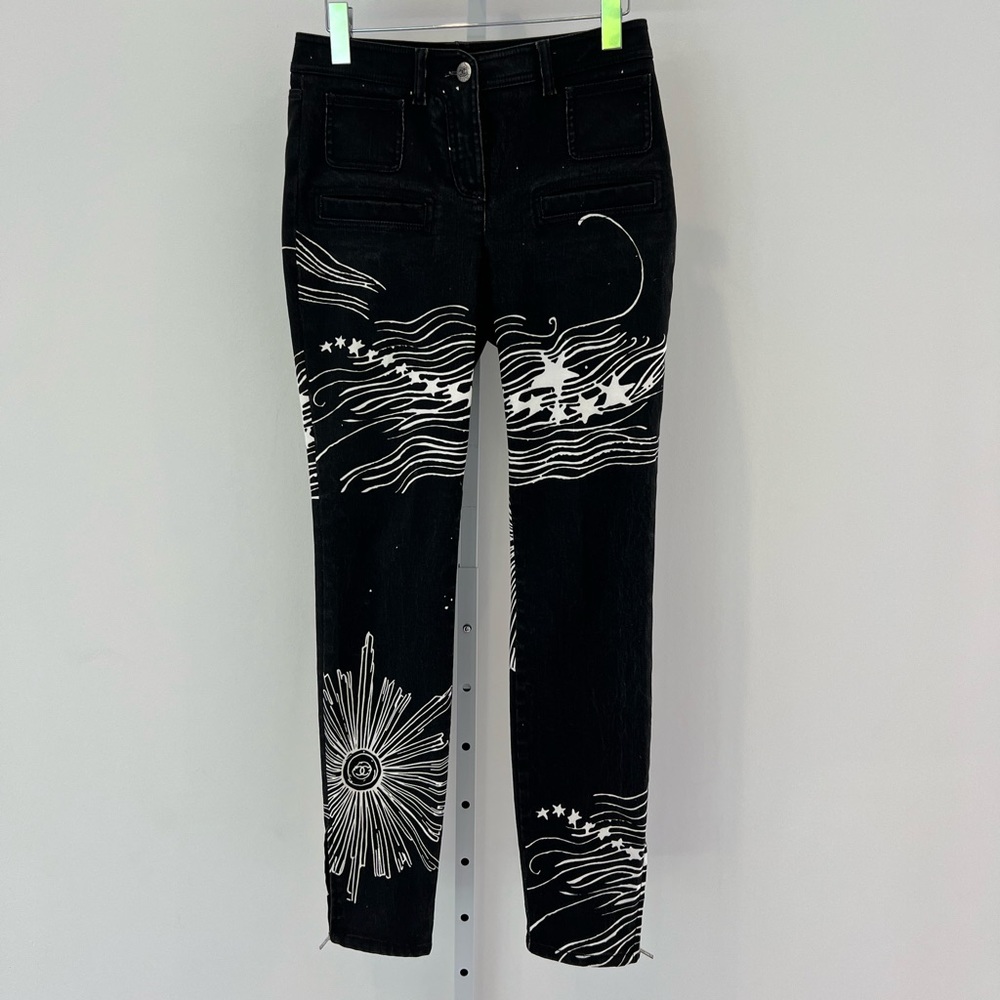 CHANEL 22C RUNWAY BLACK WHITE CC STAR PRINT JEANS SIZE FR 38 / US 6